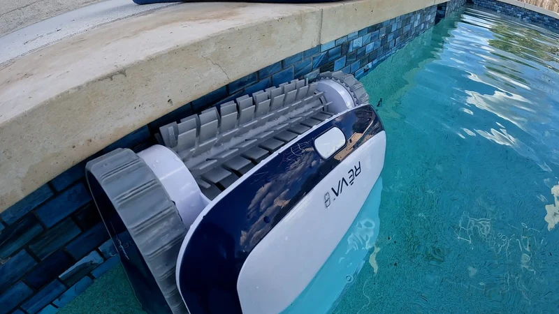 Robot nettoyeur de piscine REVA avec gyroscope et application mobile