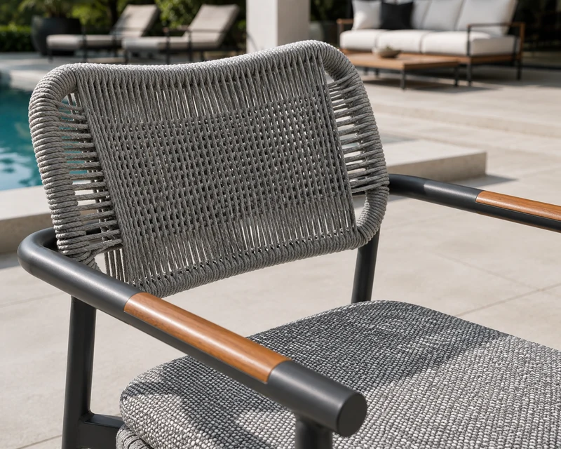 Chaise de salle à manger extérieure GALION par Atoll | Aluminium, cordage et accents de teck