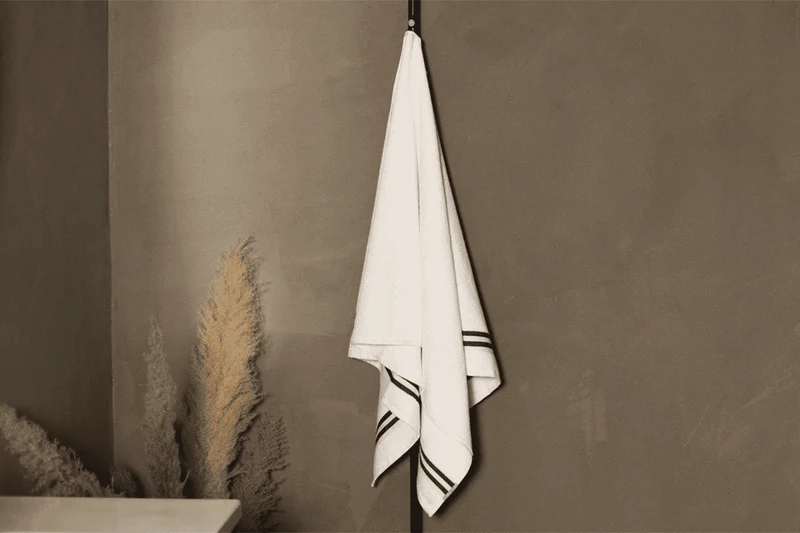 Serviette de Bain Tylö – 100 % Coton Premium Blanc et Bleu Marin