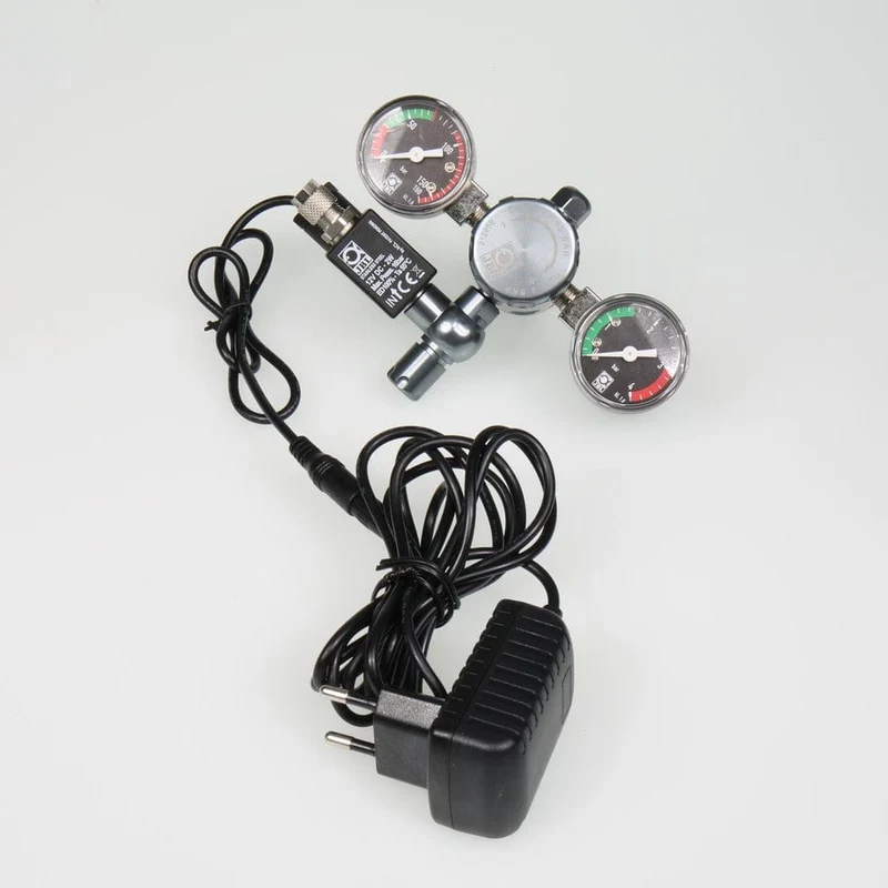 JBL PROFLORA CO2 REGULATOR PROFESSIONAL - Détendeur pour systèmes de fertilisation au CO2 des plantes d'aquarium, avec 2 manomètres et 1 électrovanne pour coupure nocturne.