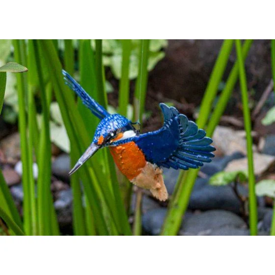 Martin pêcheur en vol - Oiseau décoratif en métal recyclé