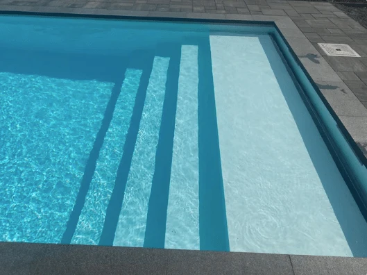 Polypropyleen zwembad lichtgrijs met romeinse trap - 1100 x 400 x 150 cm