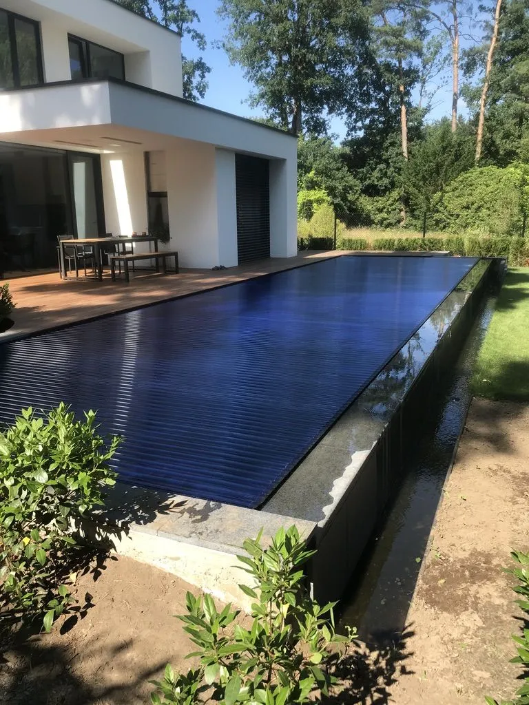 PCS serie-A: Solar Carbon Lamellen – Premium Zwembadafdekking per m²
