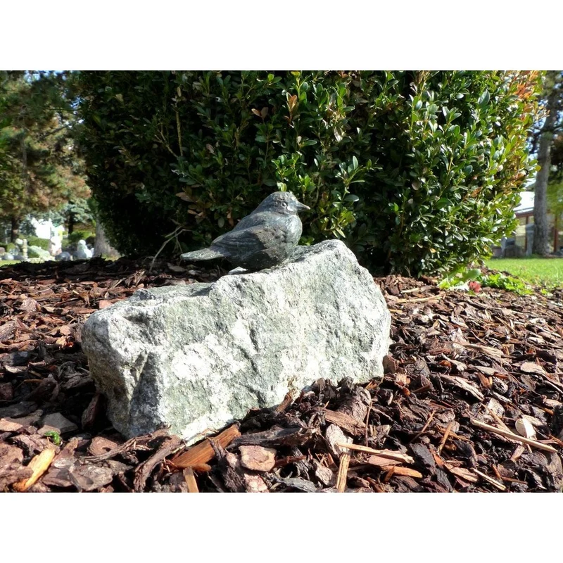 Bronze Vogel 88104 auf Granitfindling