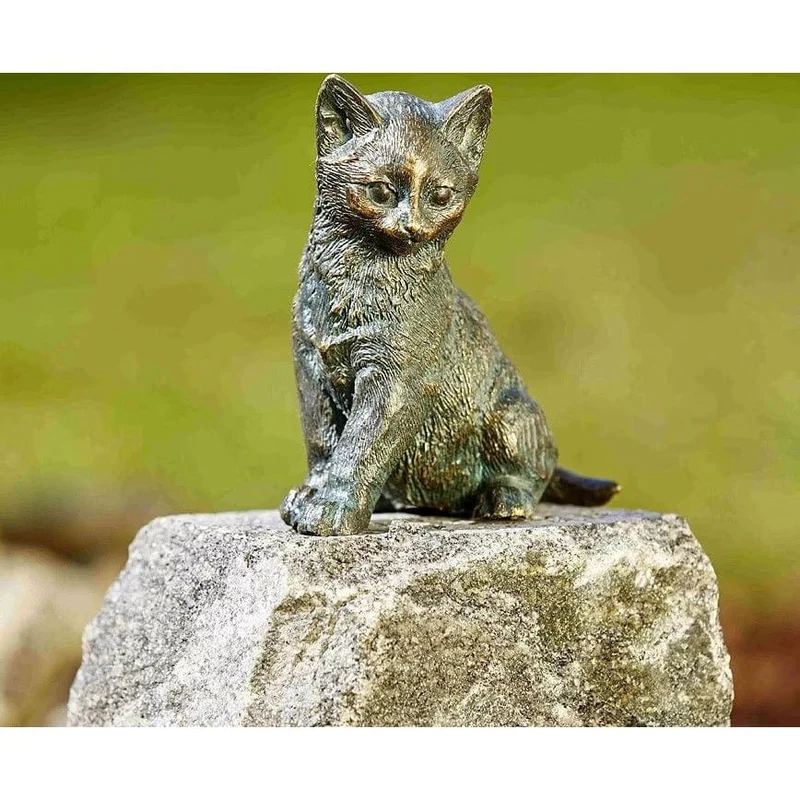 Junge Katze sitzend