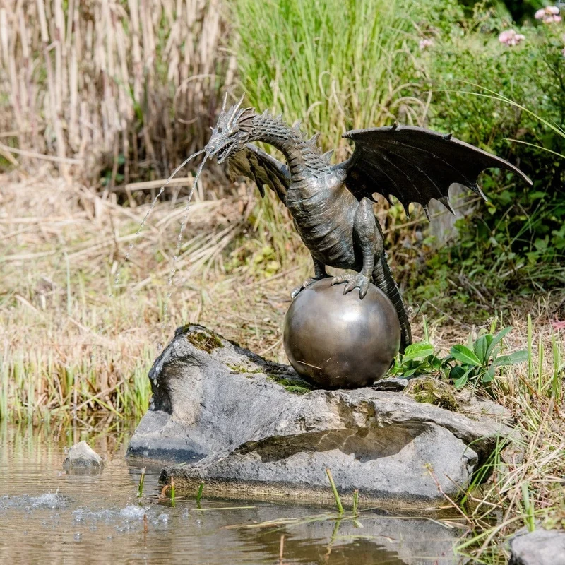 Drache Farina auf Kugel