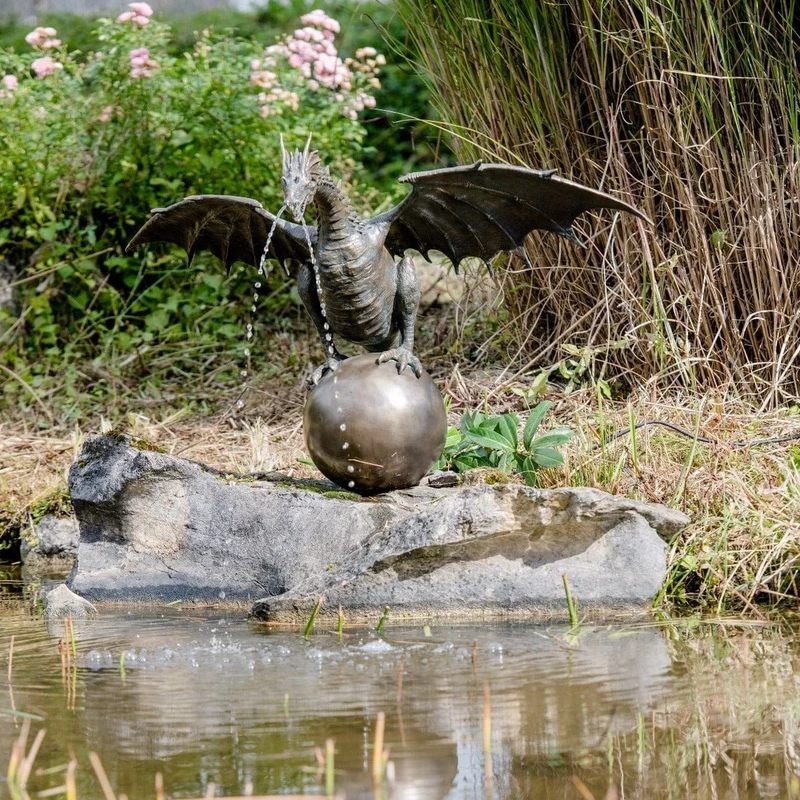 Drache Farina auf Kugel