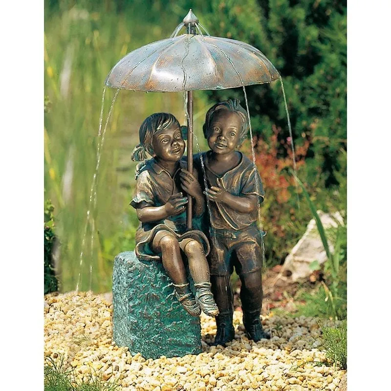 Regenschirmkapriolen (Junge links, mit Bronze-Sockel) wsp., 86 cm hoch
