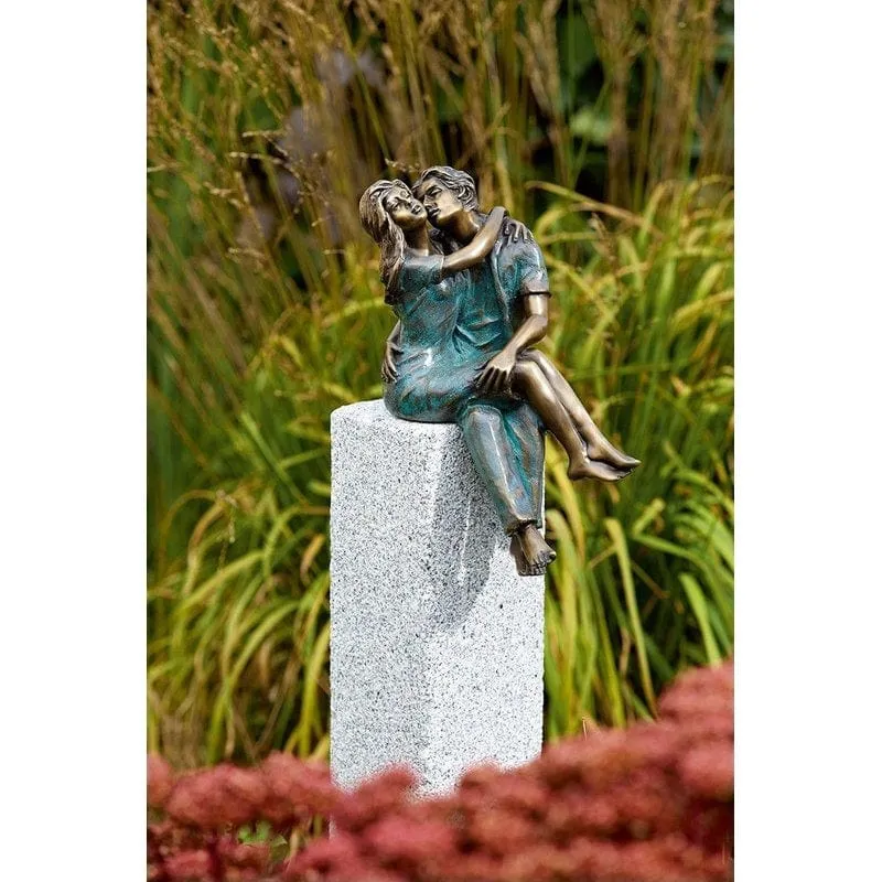 Junges Glück auf Granitstele, gestockt (Stele 65 cm hoch)